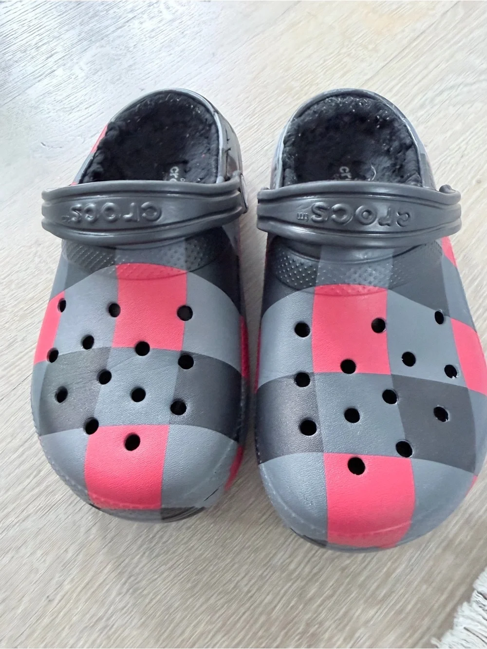 CROCS Boys Plaid Clog in Black, Gray & Red size 1